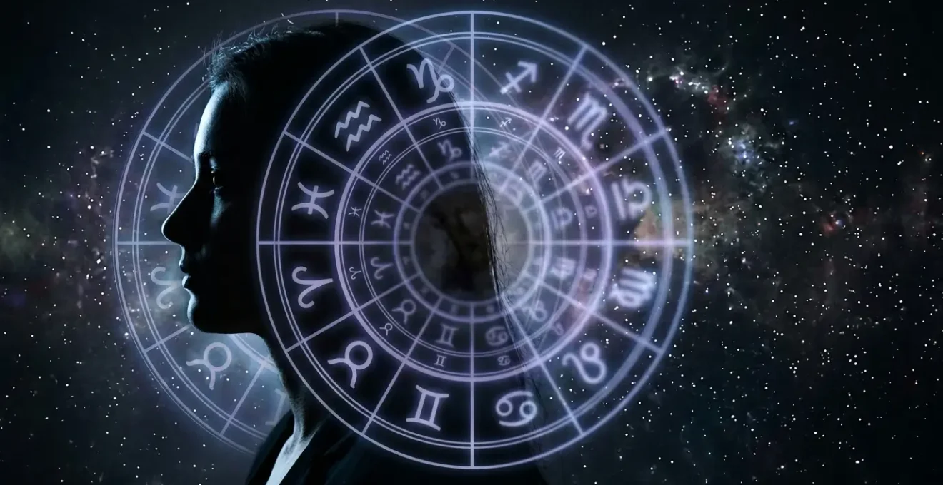 Personne étudiant une carte astrologique complexe avec différentes couches de cercles cosmiques