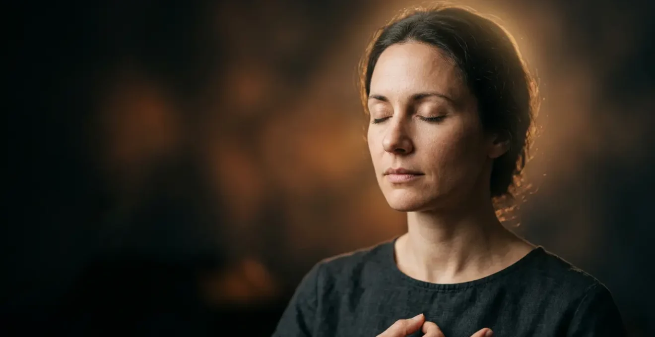Portrait artistique d'une personne en état méditatif profond avec une lumière dorée subtile autour de la tête